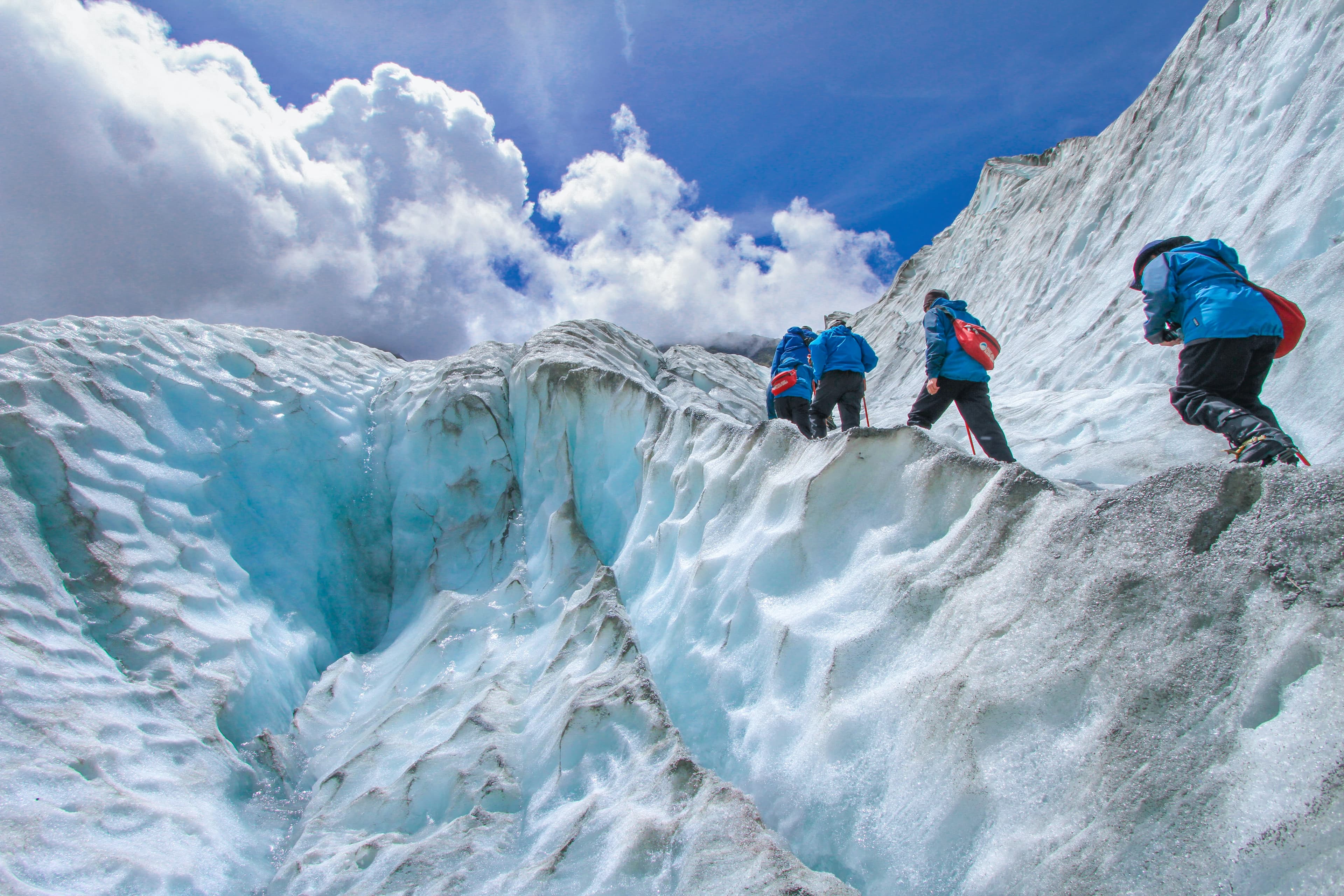 Tree uomini che fanno trekking ad alta quota