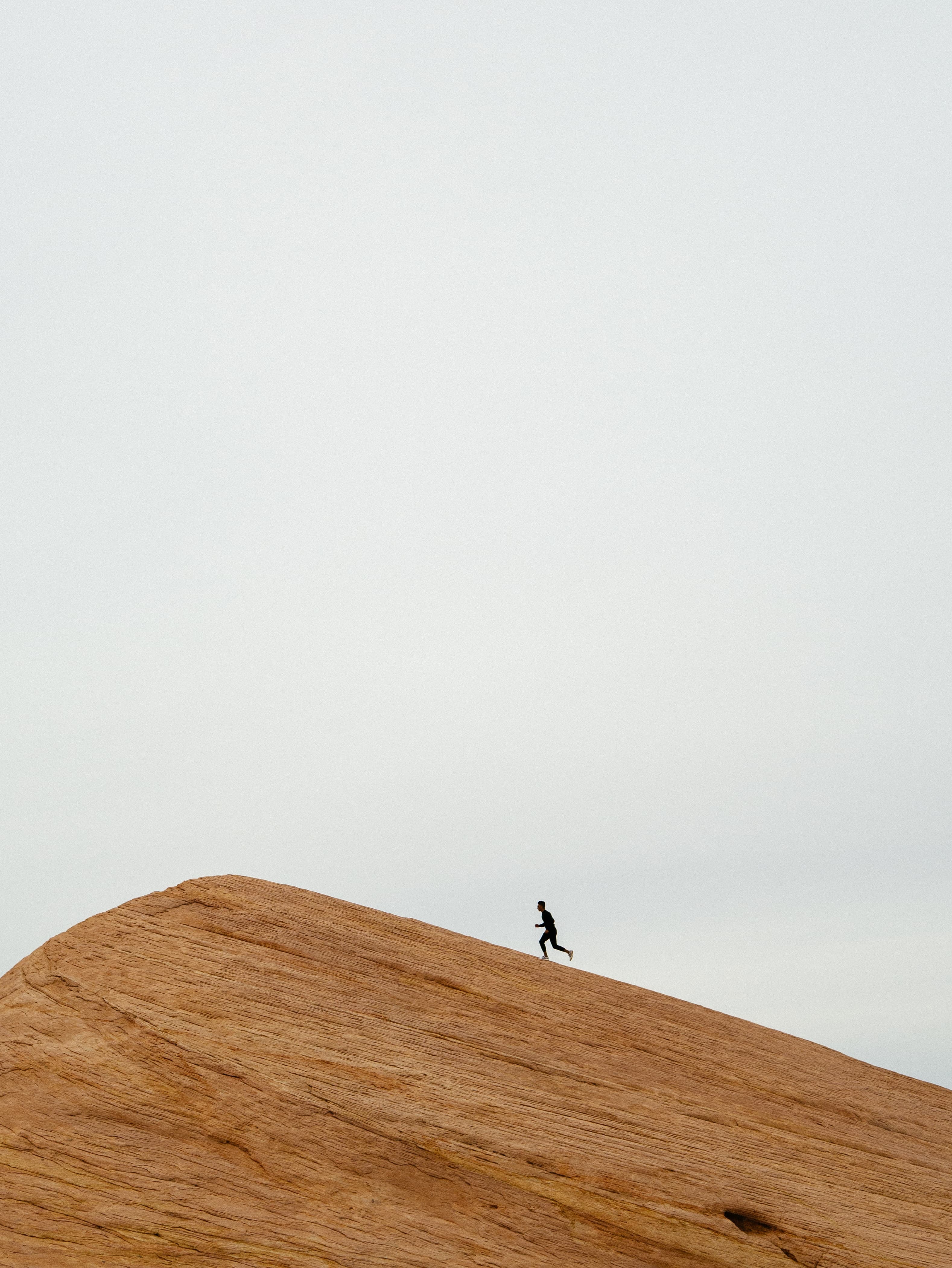 Uomo che scala una collina