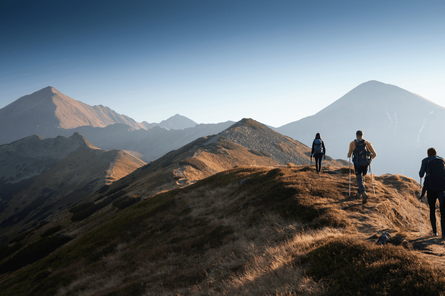 Persone che fanno hiking in montagna al tramonto