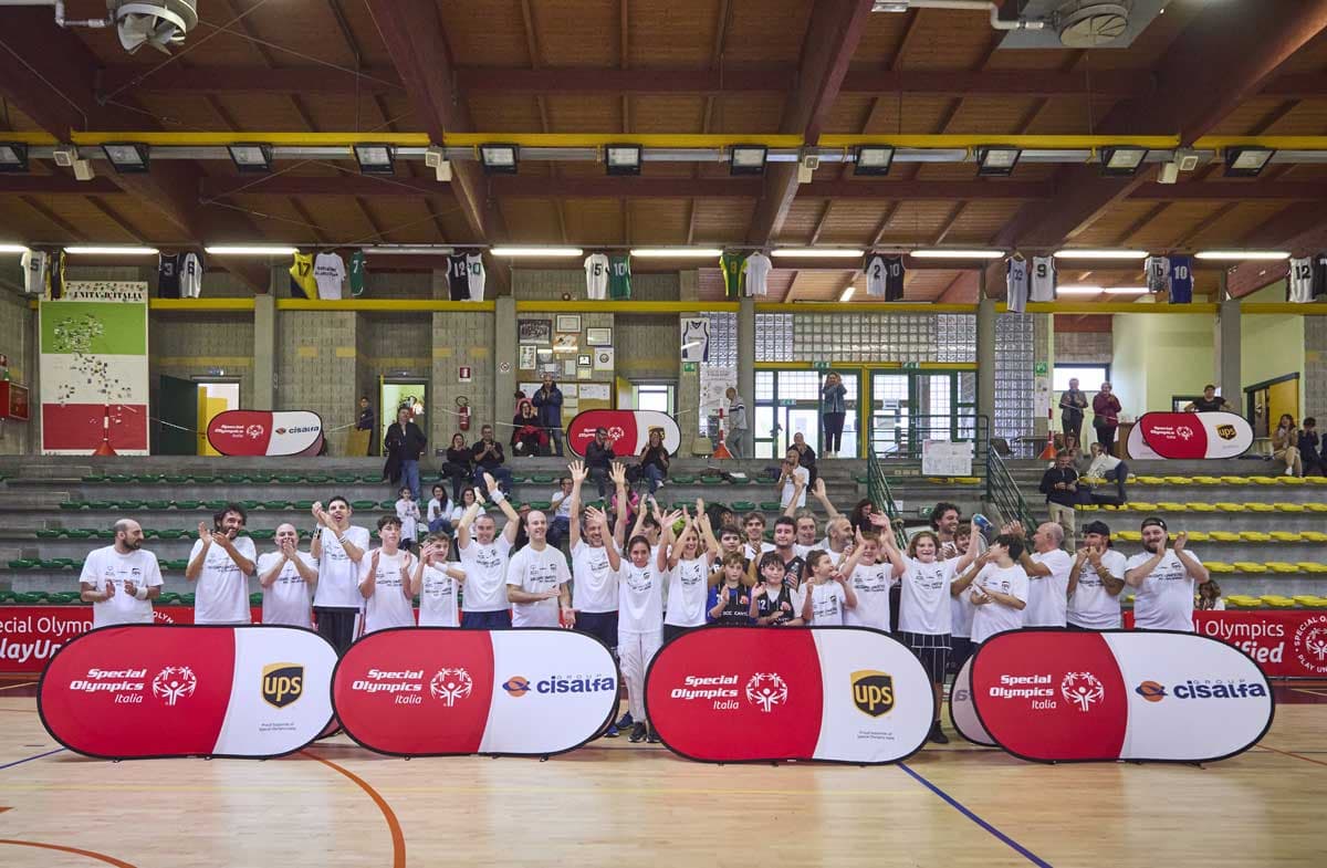 Special Olympics gruppo intero in palestra