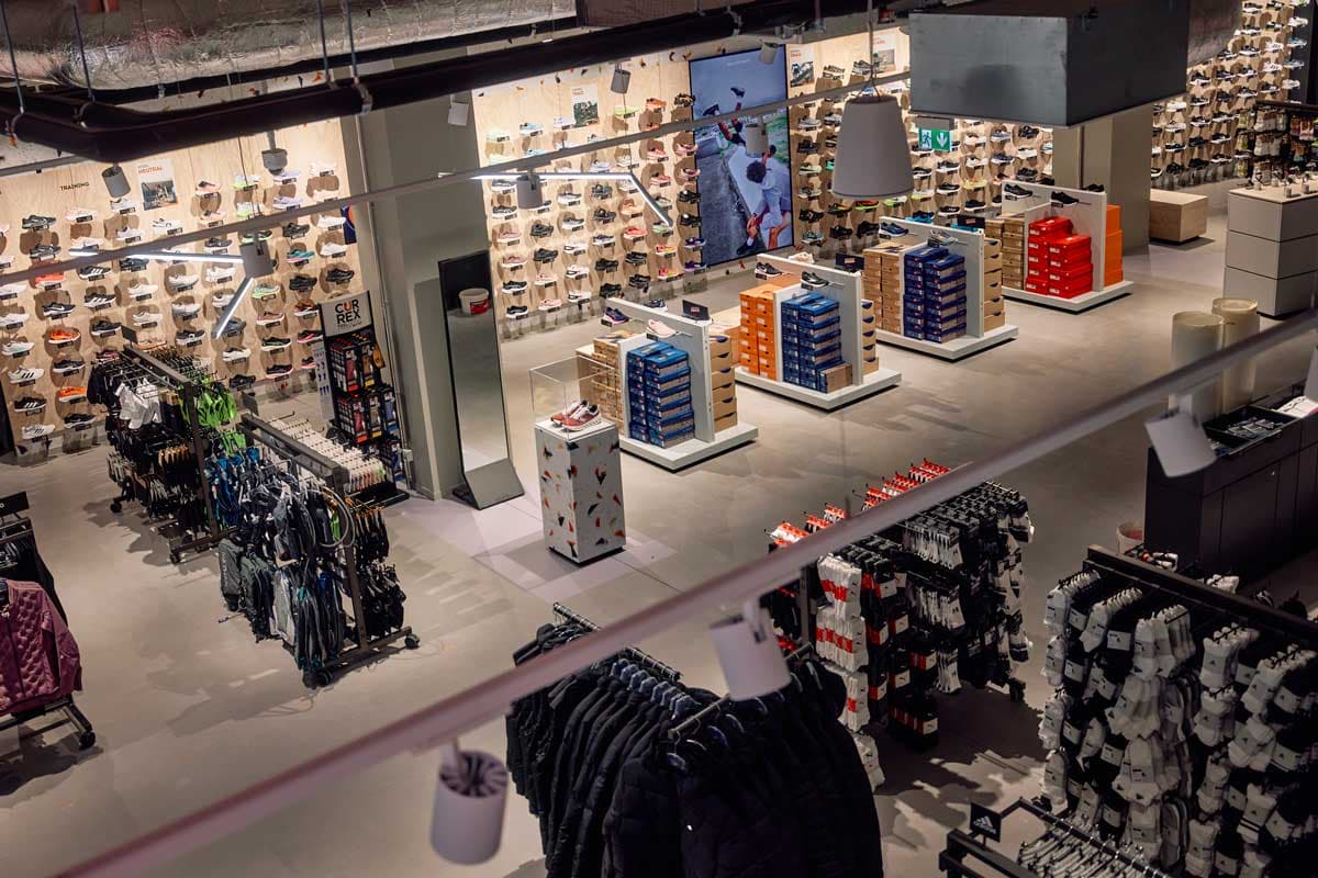 Vista interna del negozio Sportscheck Leipzig